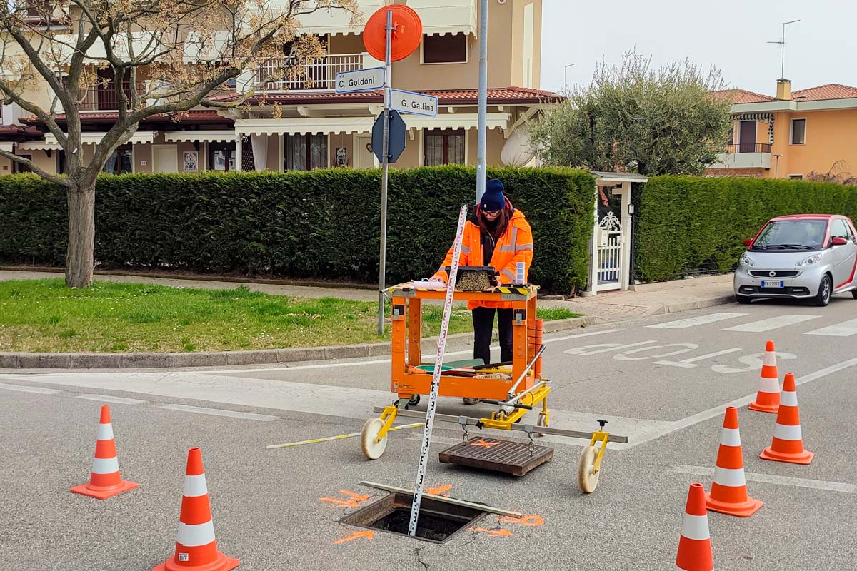ispezione pozzetto in area urbana