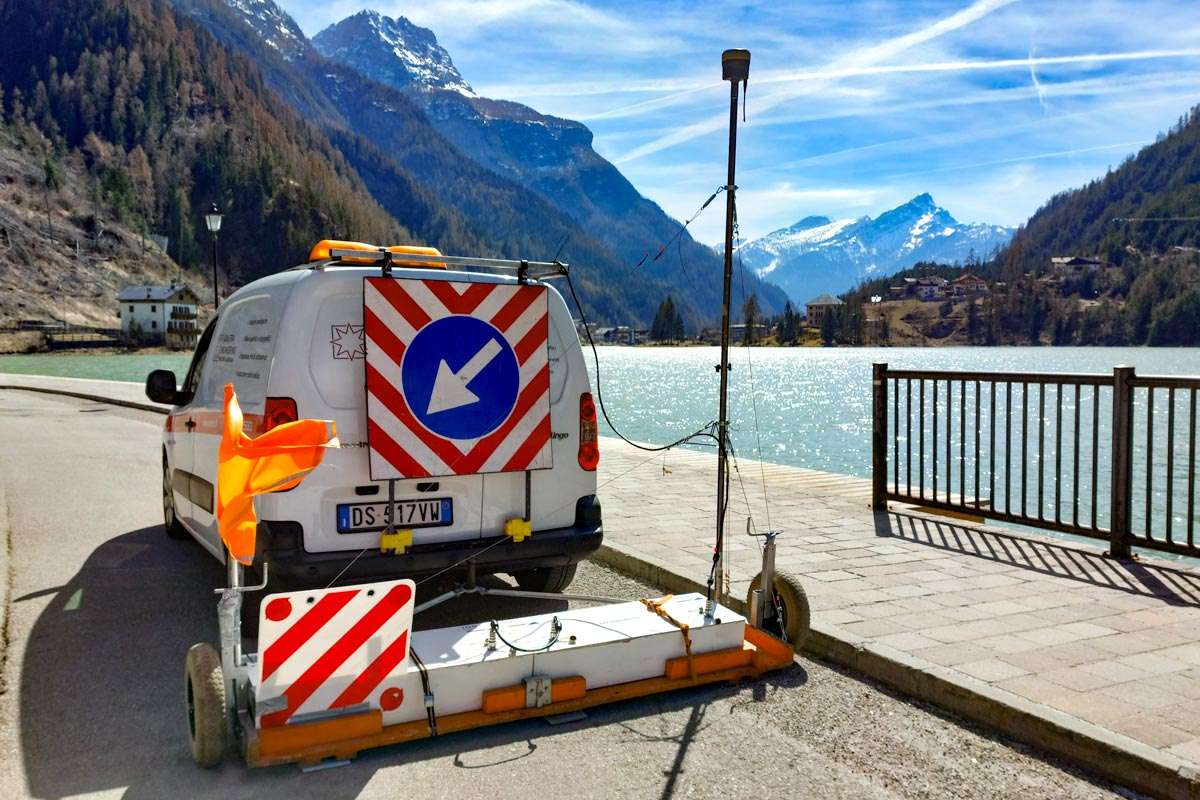 Mappatura sottoservizi con georadar trainato da veicolo in sede stradale