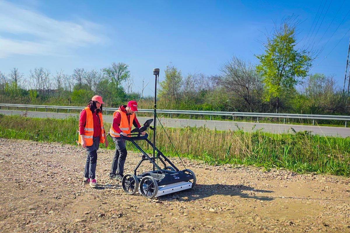 Indagine GPR per mappatura sottoservizi con carrello manuale su terreno sconnesso