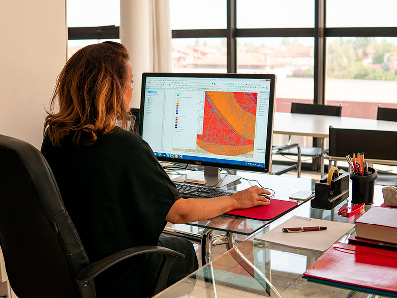 Tecnico Adastra durante l'elaborazione di cartografia tematica GIS per uno studio di pianificazione territoriale