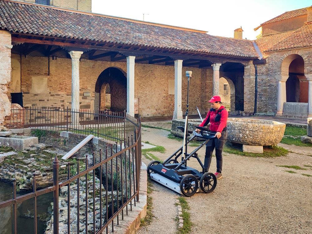 Tecnico Adastra con georadar GPR durante prospezioni archeologiche per la ricerca di strutture sepolte in un sito storico
