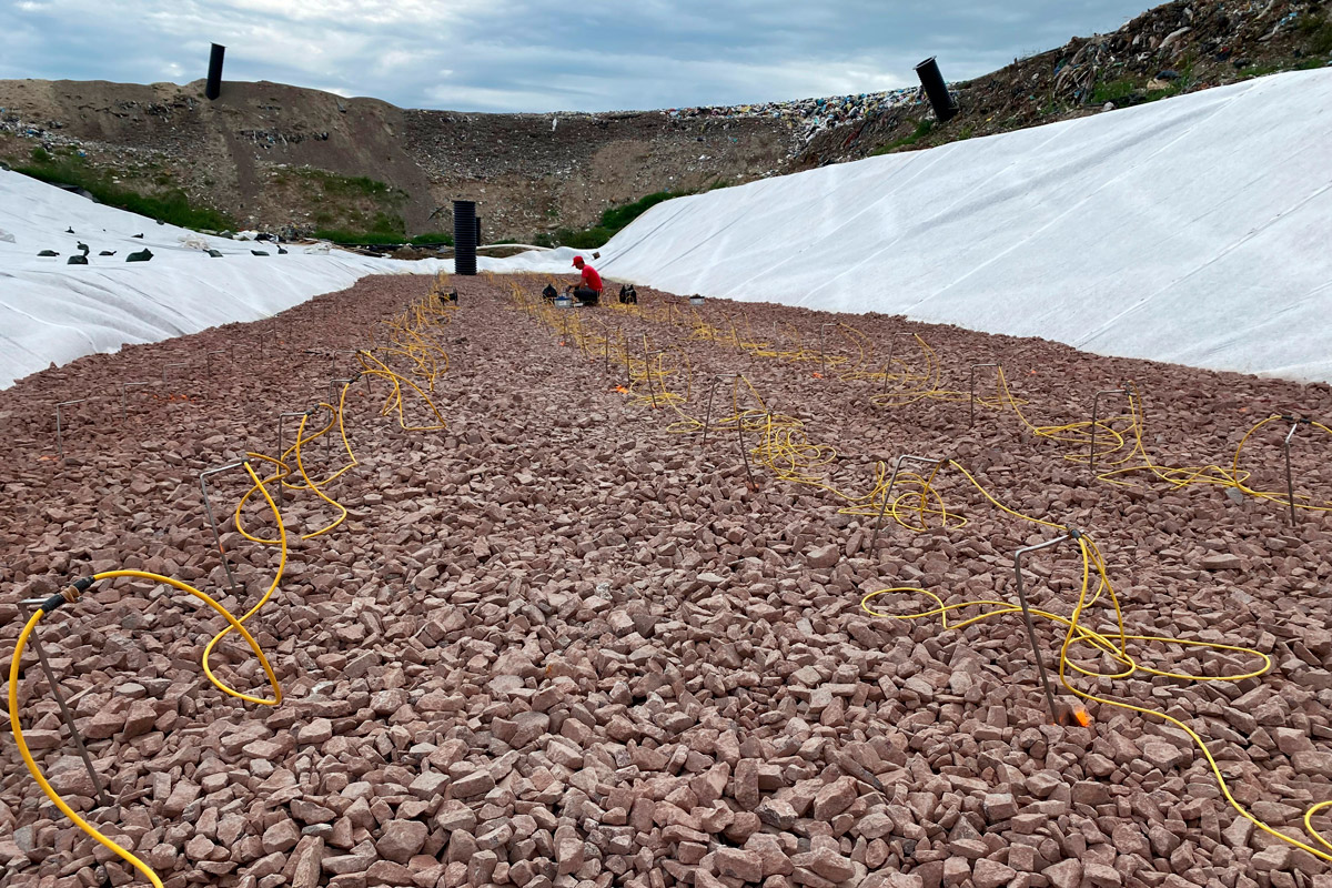 Collaudo geoelettrico del diaframma di una discarica Stendimento di elettrodi e cavi per il controllo geoelettrico del diaframma di contenimento di una discarica