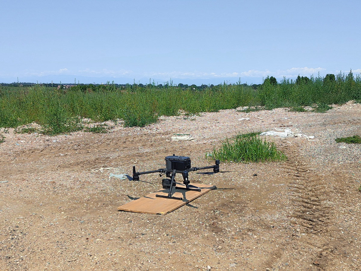 Drone DJI Matrice predisposto per un rilievo aerofotogrammetrico su un'area di cantiere