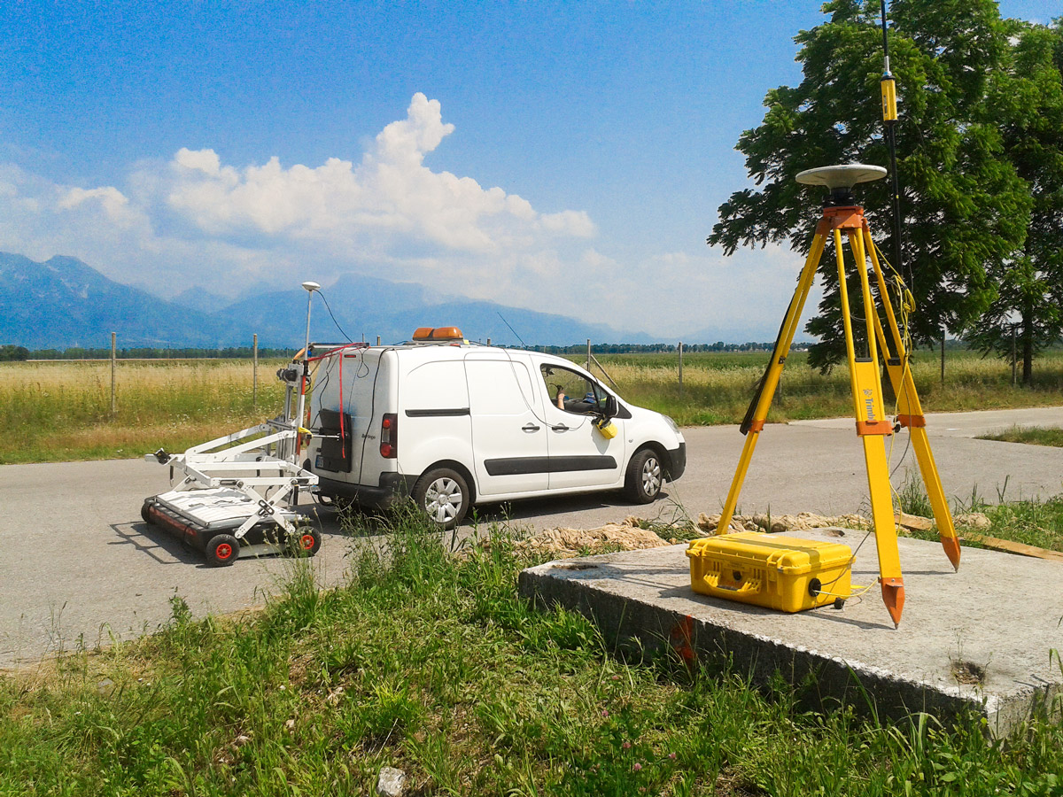 Allestimento Adastra per rilievi integrati con georadar carrellato e base GNSS Trimble su treppiede