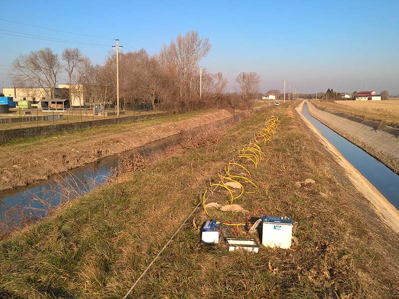 Stendimento di elettrodi per tomografia geoelettrica lungo il corpo arginale di un canale di bonifica
